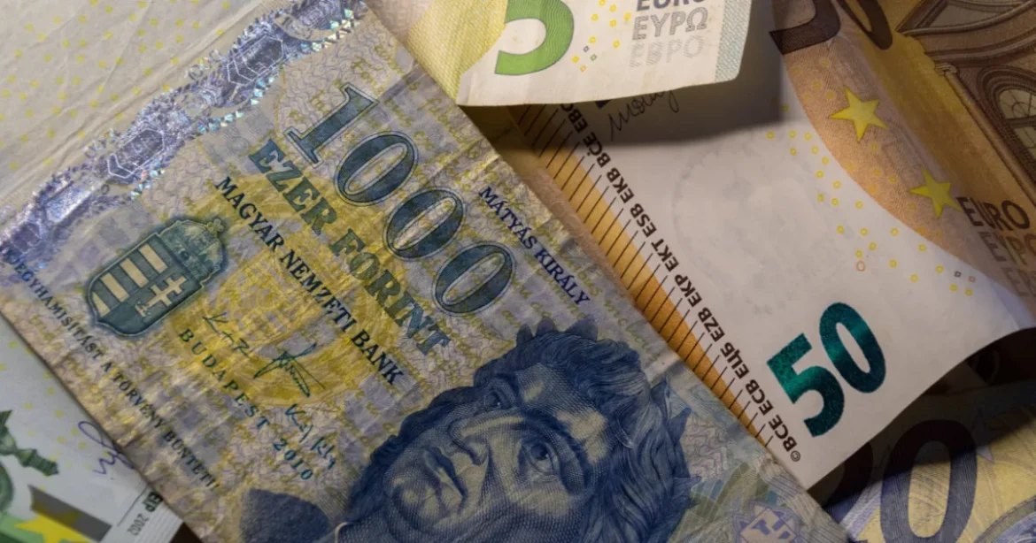A forint háromhetes mélypontra zuhant a piaci nyomás miatt