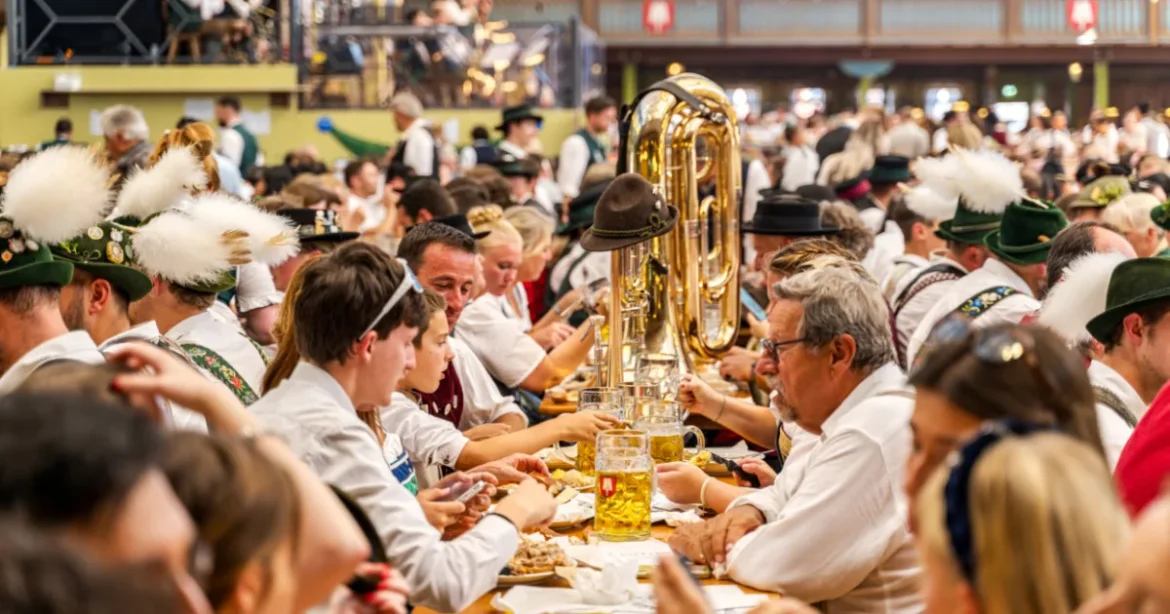 Ennyibe kerül a sajtos-tejfölös lángos a müncheni Oktoberfesten 2026-ban