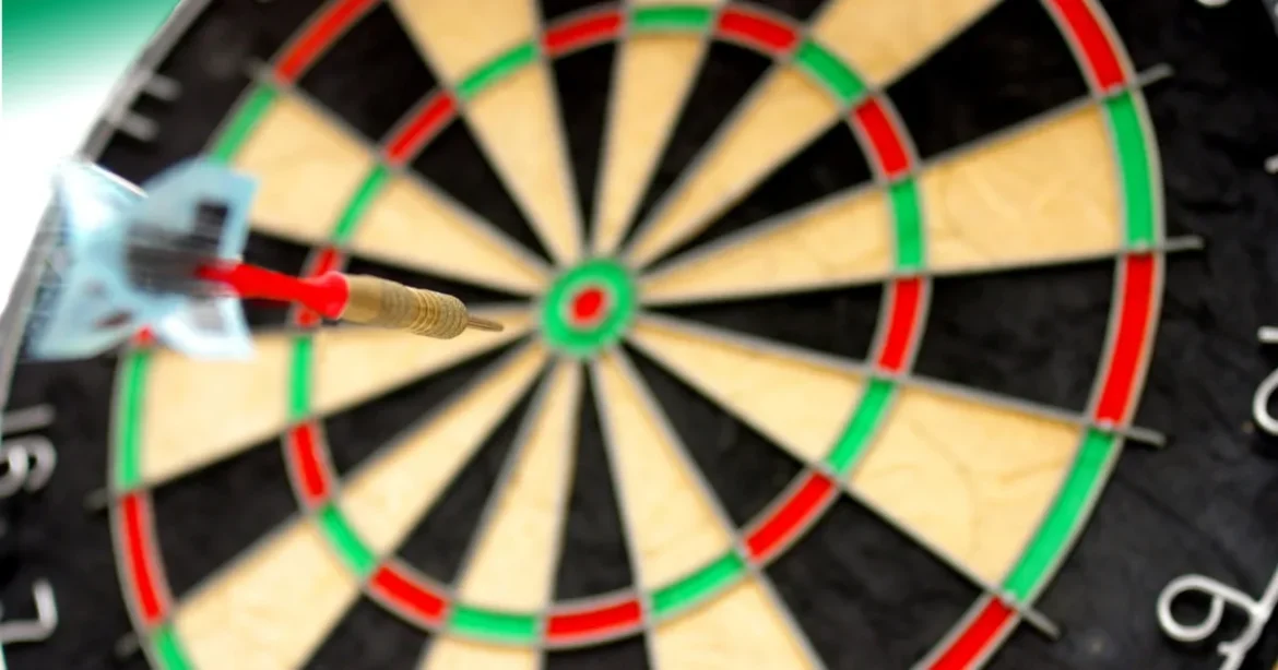 Kitört a balhé a dartsversenyen, azonnal visszalépett a darts fiatal zsenije