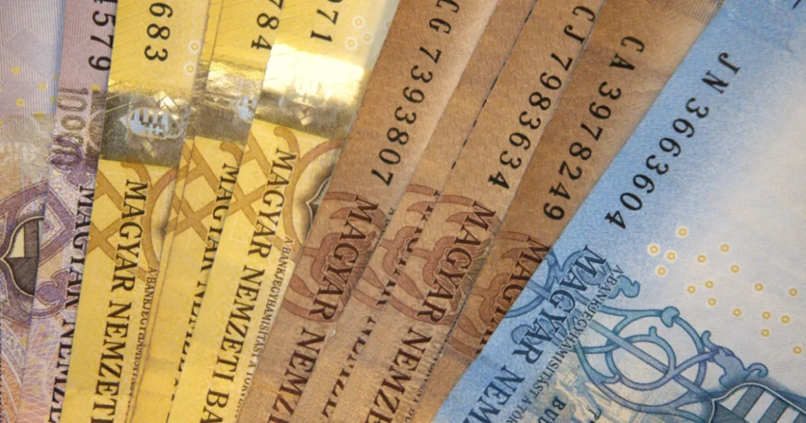 Megindult a forint: sorsdöntő bejelentés jön kedden az MNB-től
