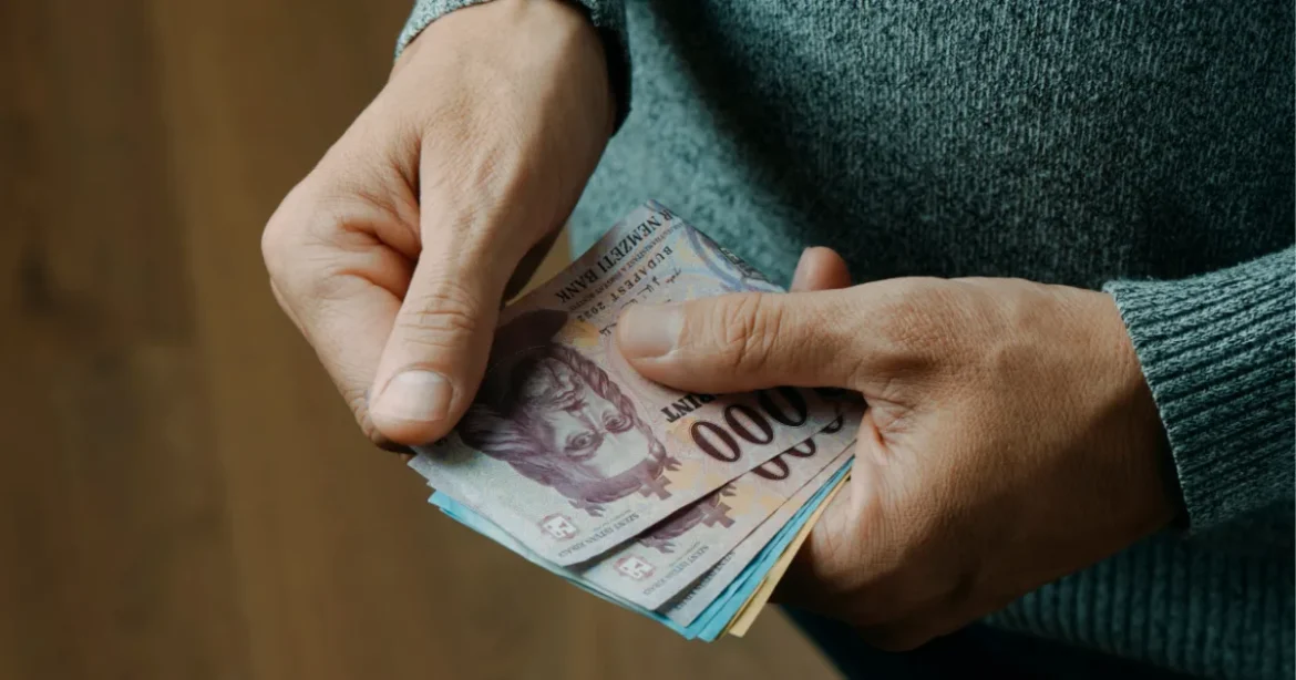 Megrángatták a forintot: újabb kamatvágás jöhet, miközben kilőtt