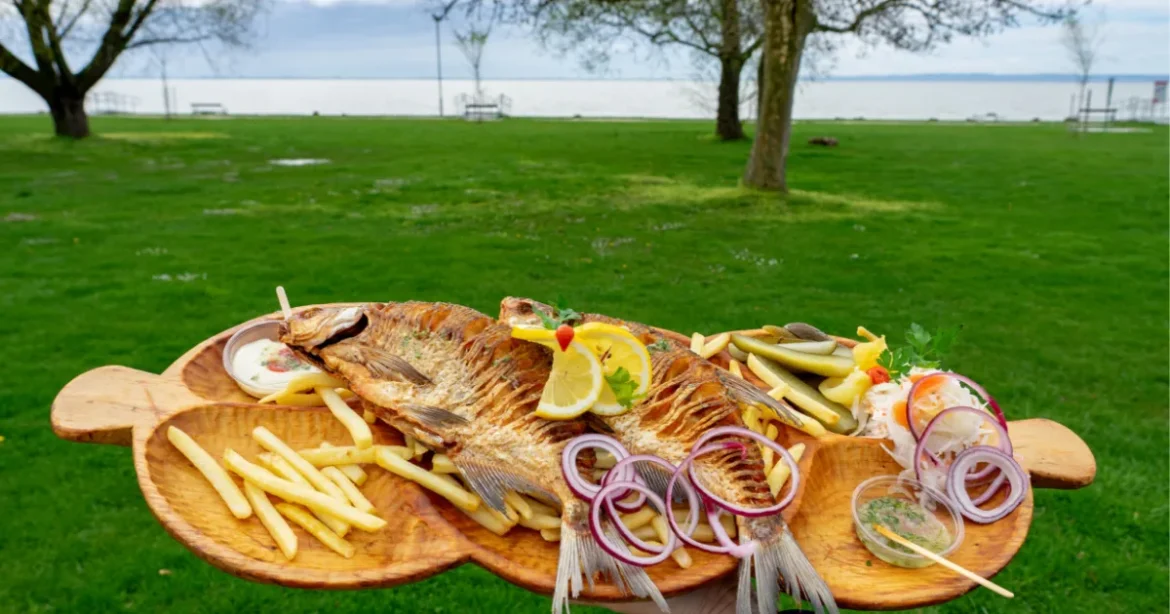 Roham indulhat a Balatonnál: fillérekért háromfogásos luxusmenü