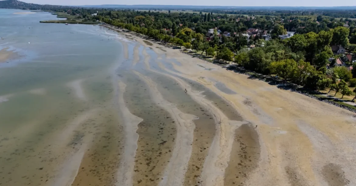 Történelmi mélyponton a Balaton vízállása, a hajózást is akadályozza