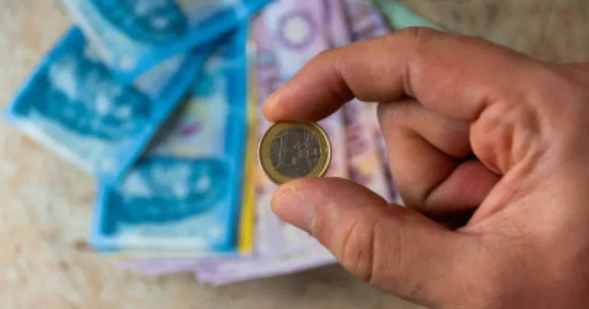 Hatalmas lejtőn az euró: 17 hónapos mélypontra zuhant