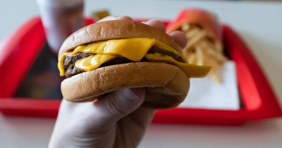 Kiderült, miben tér el a McDonald’s és a Burger King húspogácsája