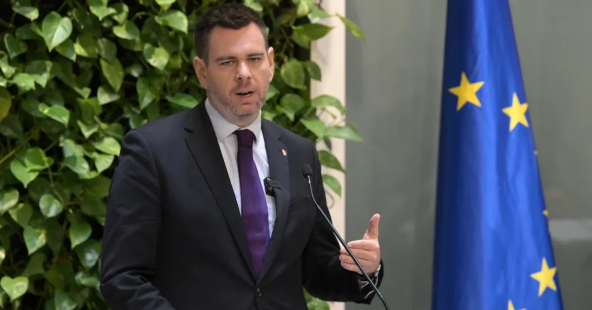 Leáll egy nagy budapesti vasútfejlesztés, szigorítás jön az autósoknak és rollereseknek