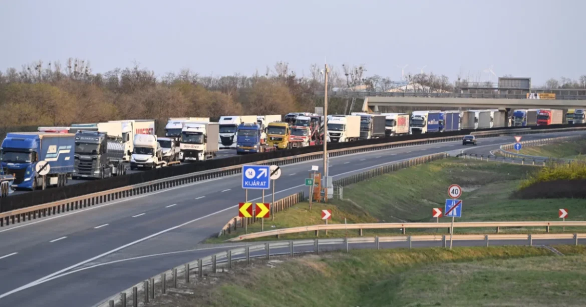 Négy kamion ütközött az M1-esen, lezárták az autópályát