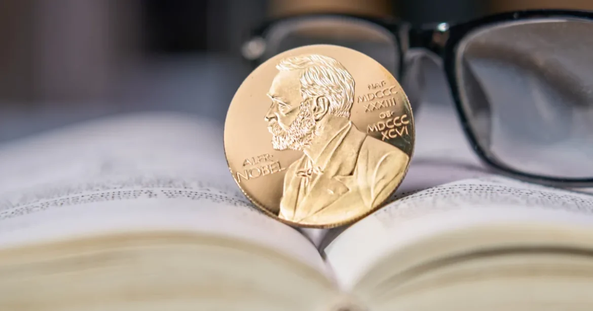 Nobel-békedíj: háborús bűnösök nyomába szegődött jogász kapta az idei elismerést