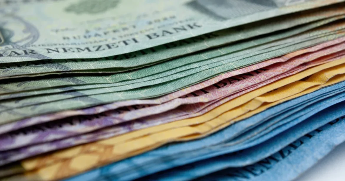 Zuhanórepülésben a forint: mi áll a magyar deviza gyengülése mögött?